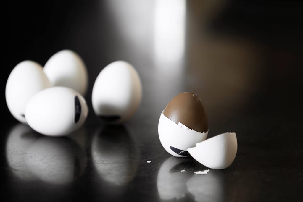 Mignon-suklaamunia pöydällä. Yksi avattuna edessä.