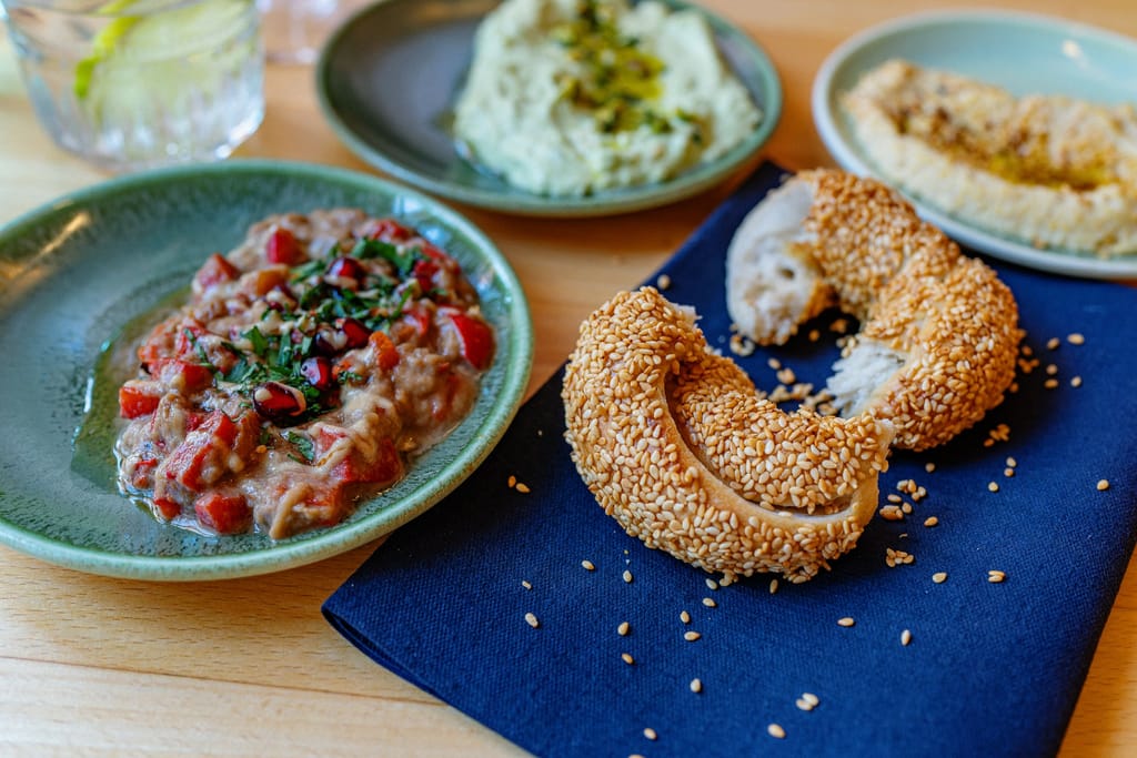 La Bra -ravintolan Lähi-idän ruokia lautasilla.