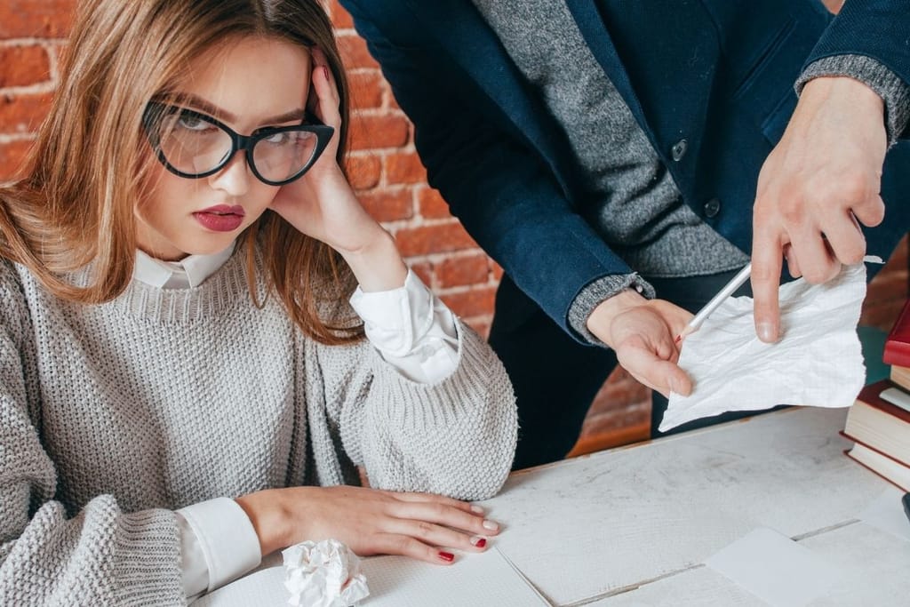 ärsyyntynyt nainen työpaikka ärsyttävä käytös keskittymisvaikeus korkea herkkyys