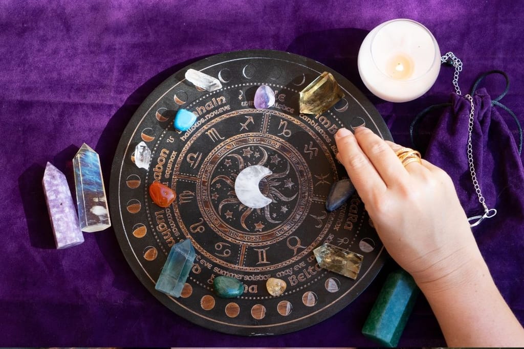 astrologinen kartta ja kristallit pöydällä huhtikuun horoskooppia varten