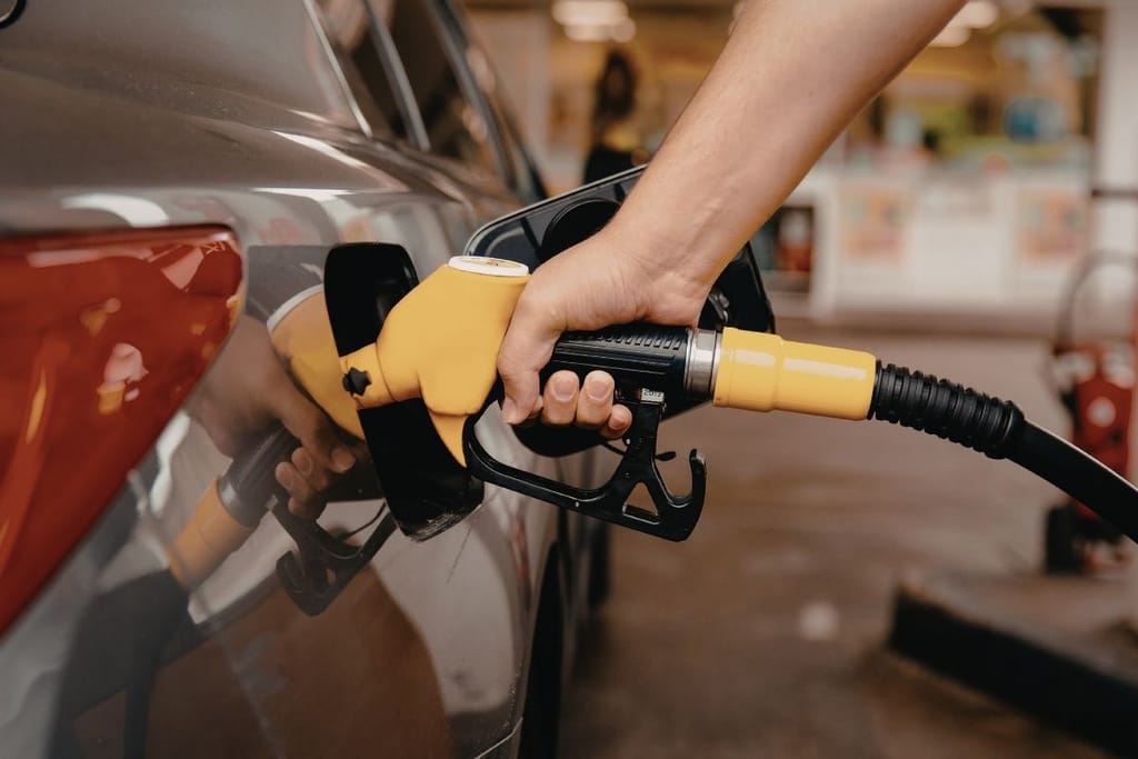 Autoa tankataan huoltoasemalla – polttoaineen hinnannousu liittyy Euroopan energiakriisiin