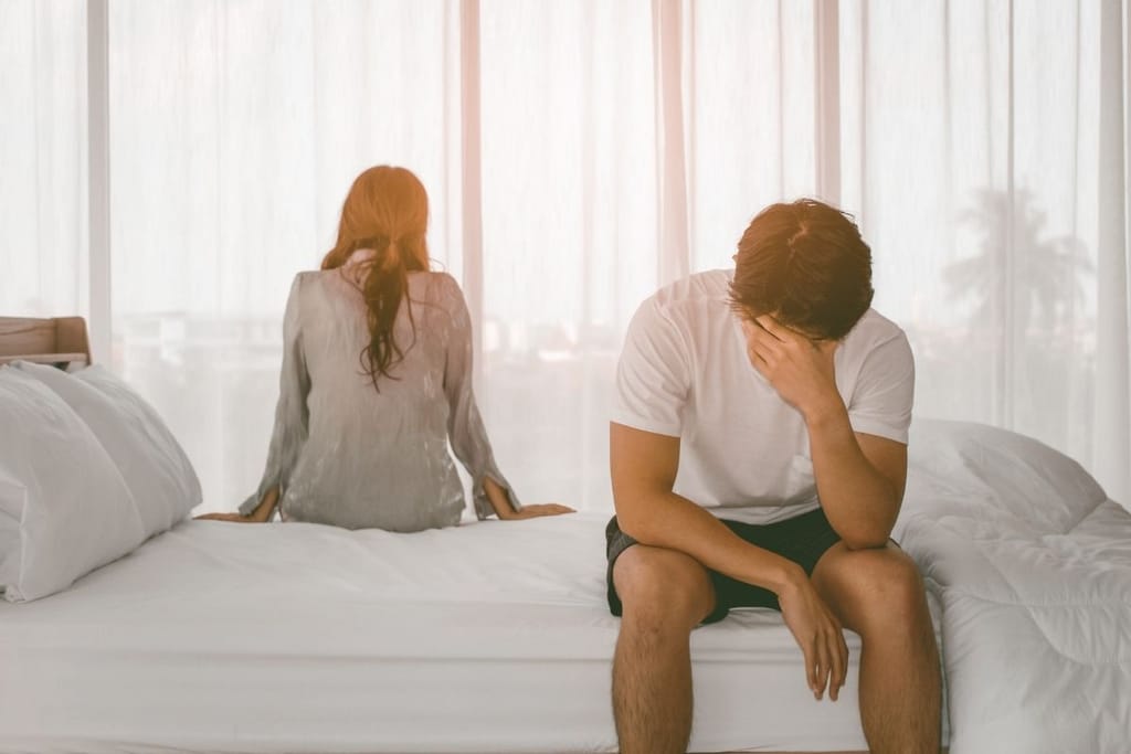 parisuhde kriisi etääntyminen riita suhde ei toimi pari istuu erillään sängyllä
