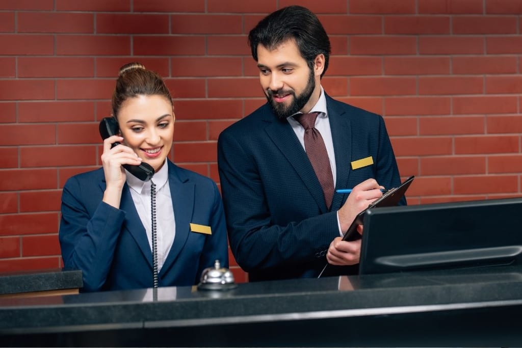 hotellin vastaanotto työntekijät check-in asiakaspalvelu ilmainen huone upgrade