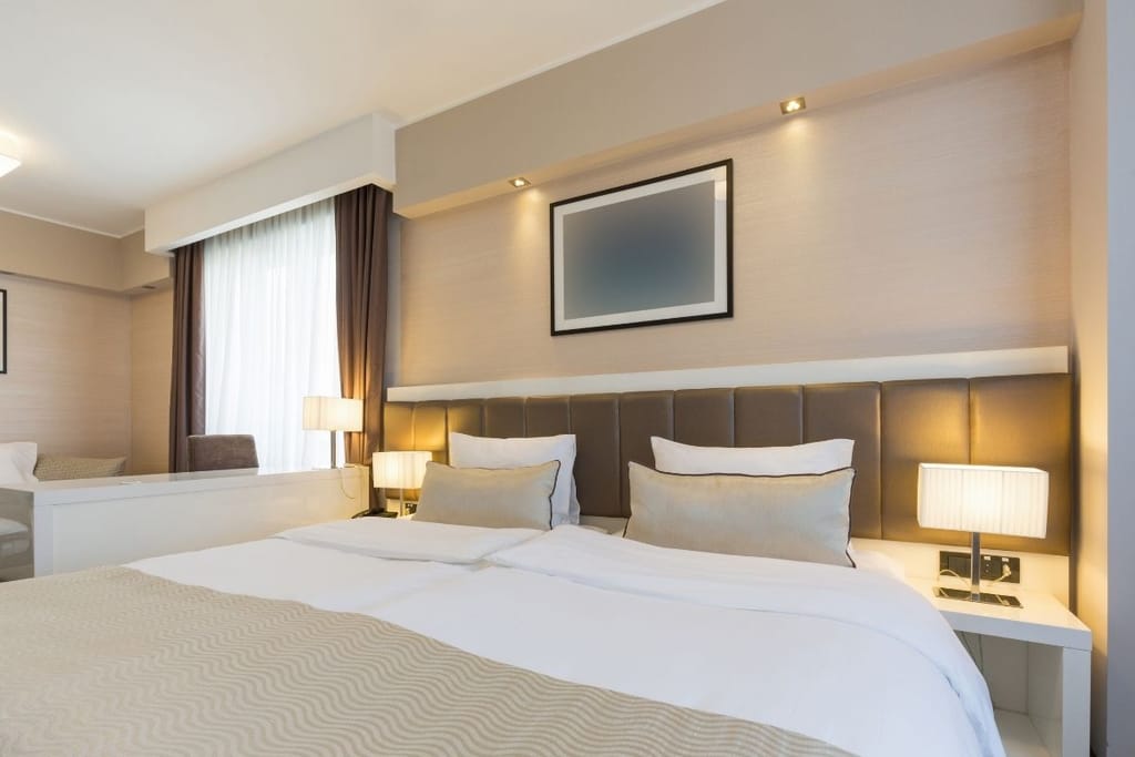 tilava hotellihuone suuri sänky parempi huone upgrade kulmahuone