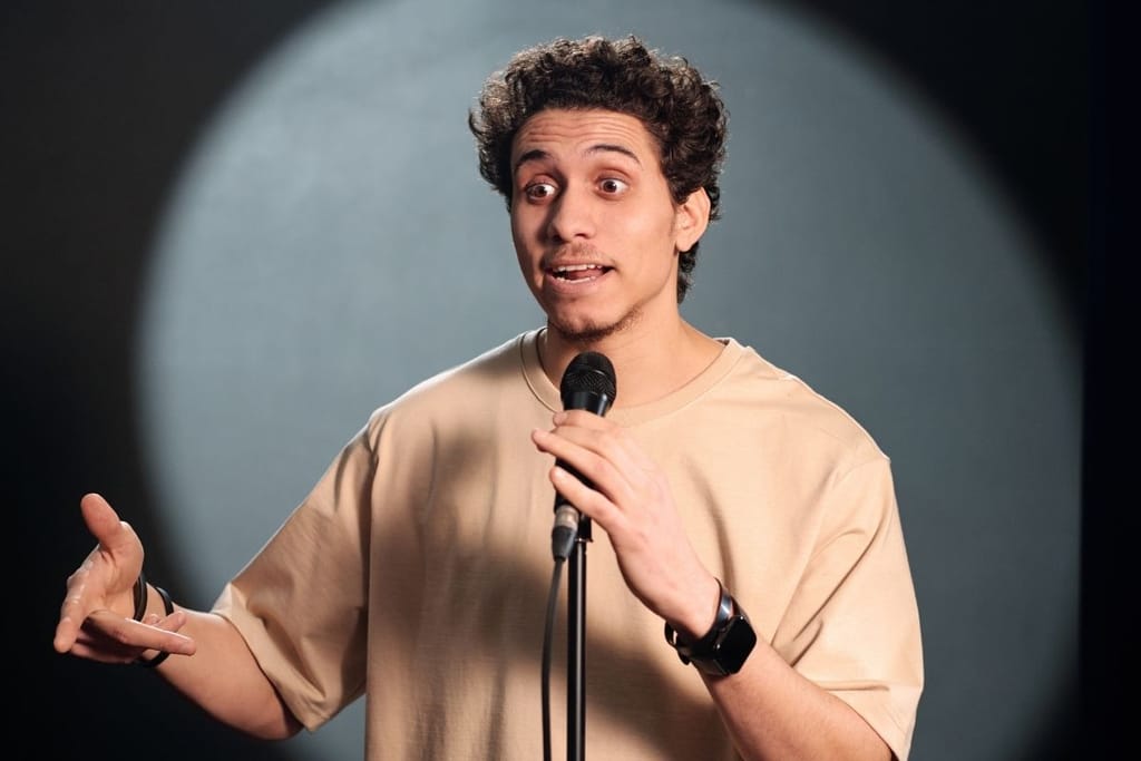 stand up koomikko esiintymässä huumori vetovoima älykkyys pariutuminen tutkimus