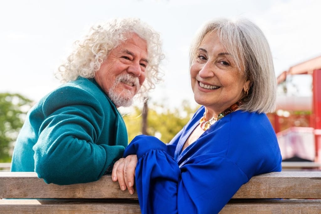 tyylikäs yli 60-vuotias pariskunta lähekkäin – rakkaus ja intiimiys seniori-iässä
