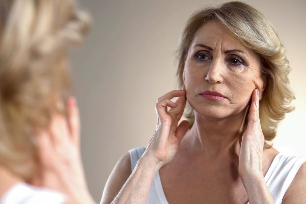 nainen peilissä ikääntyminen ihon muutokset 44 ja 60 ikä kehon muutos