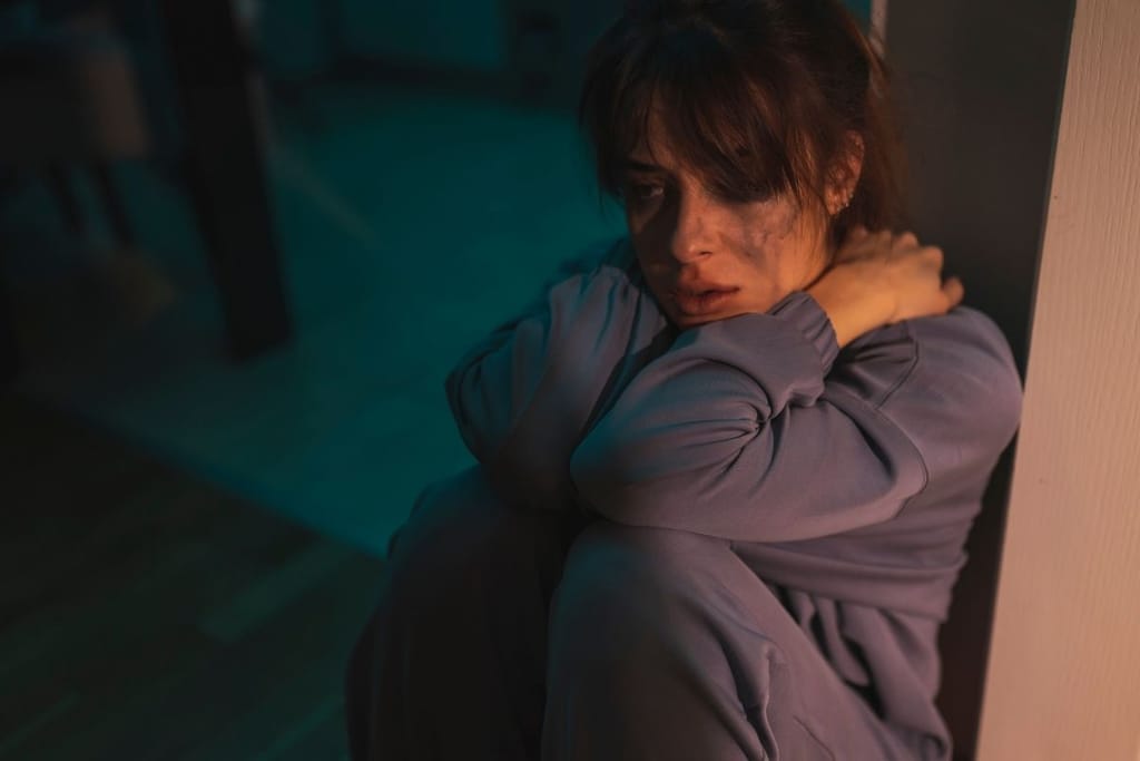 ahdistus kohtaus ilta stressi yksinäisyys henkilö istuu lattialla pelokkaana