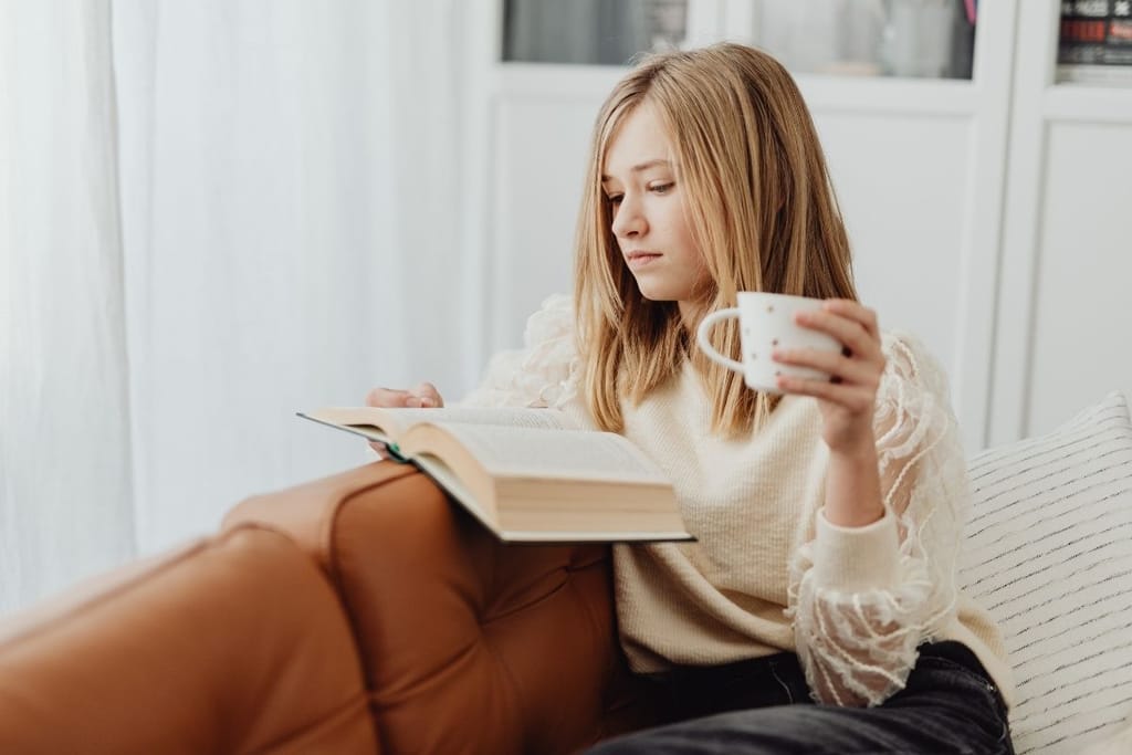 introvertti keskittyminen lukeminen rauhallinen hetki syvällinen ajattelu