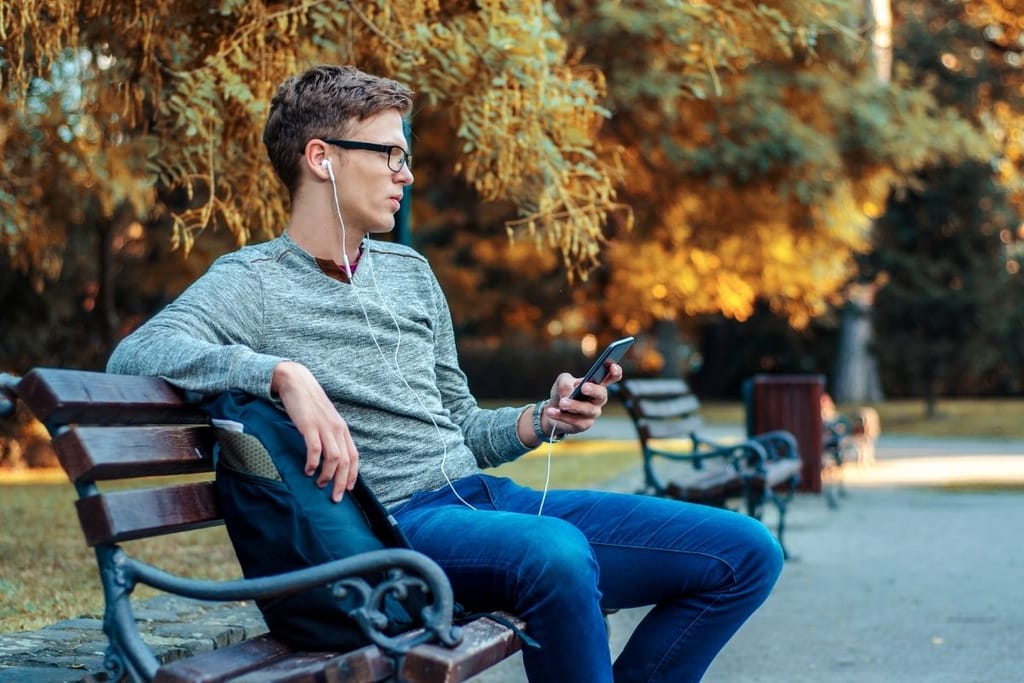 introvertti yksin puistossa keskittyminen ajattelu rauhallinen hetki