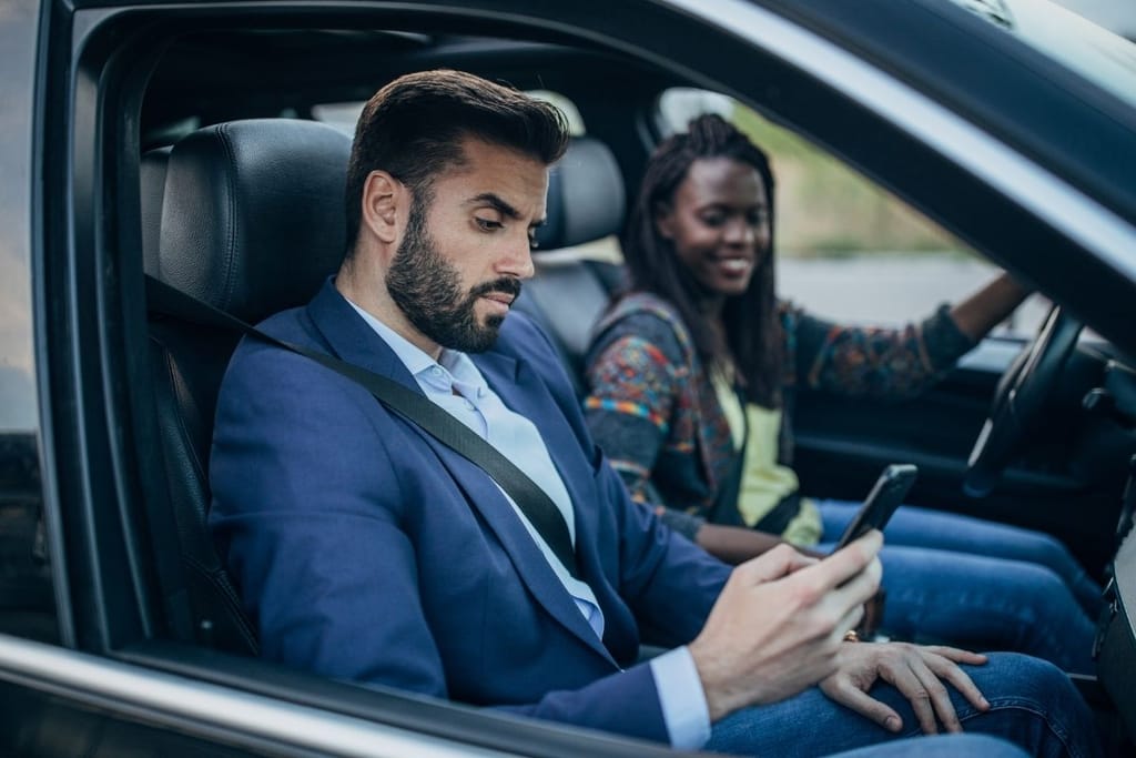 mies käyttää puhelinta autossa gps paikannus häiriö jammeri laite auto