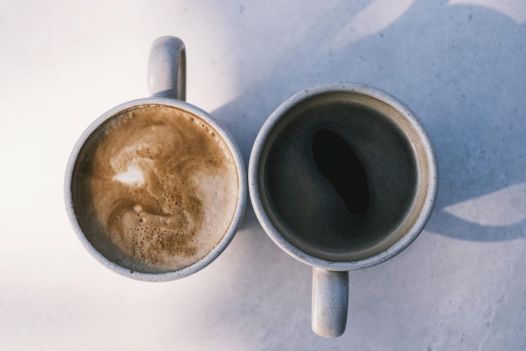 kaksi kahvikuppia ylhäältä kahvi ja kofeiiniton kahvi suolistovaikutus