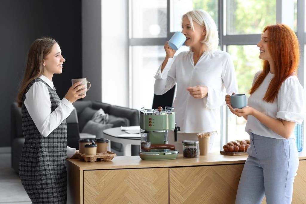 naiset juovat kahvia yhdessä keittiössä kahvin terveysvaikutukset tutkimus