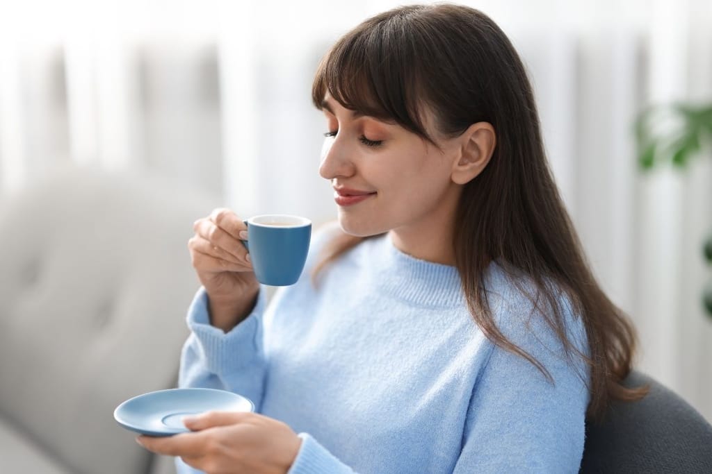 nainen juo kahvia lähikuva aamukahvi terveys vaikutus kahvi tutkimus