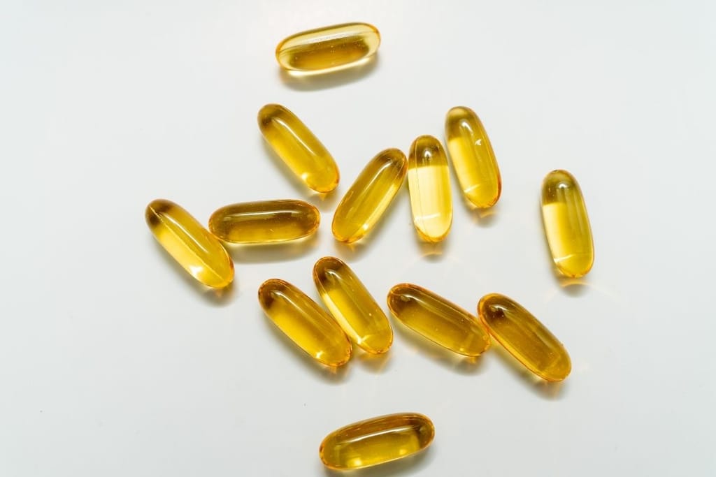 Kalaöljykapseleita valkoisella taustalla – omega-3 lisäravinne ja EPA tutkimus