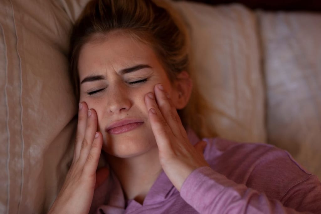 voimakas päänsärky nainen pitelee kasvoja kipu kasvoissa klusteripäänsärky