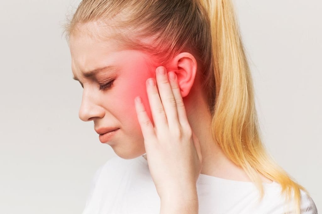 voimakas päänsärky nainen pitelee kasvoja kipu kasvoissa klusteripäänsärky