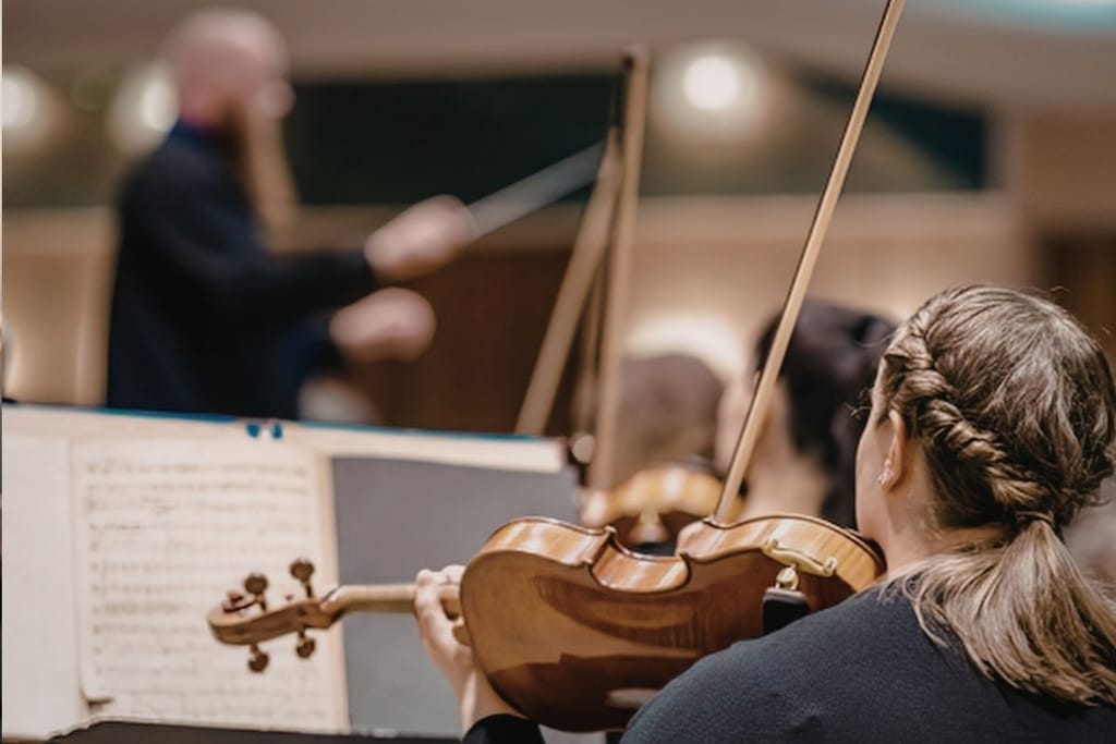 Viulisti ja orkesteri esiintyvät Istanbulin musiikkifestivaaleilla kesken Beethovenin sinfonian