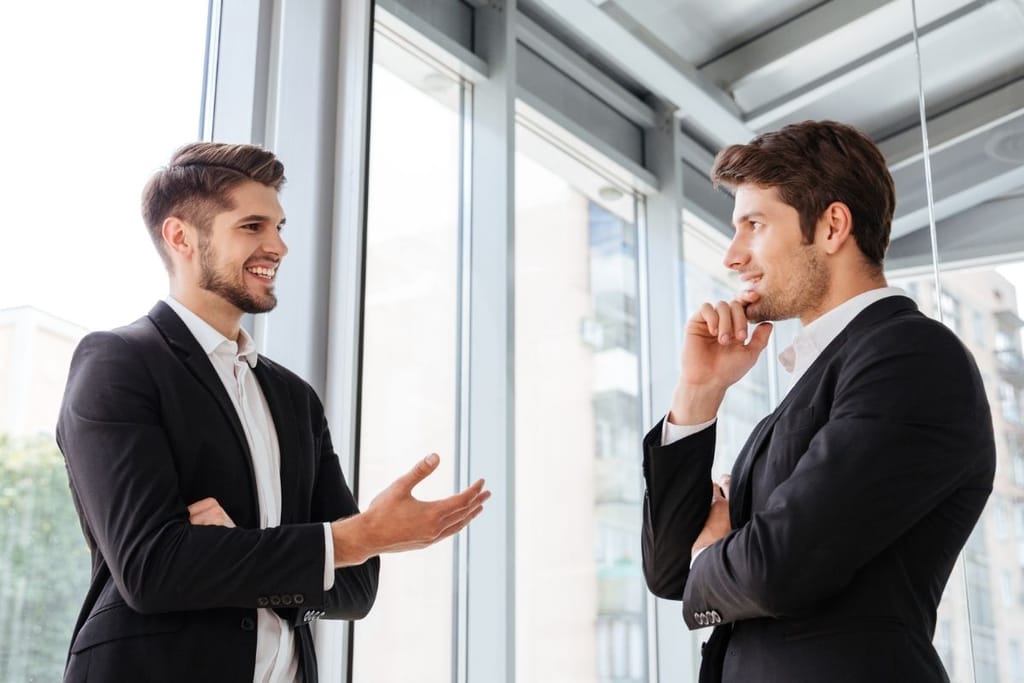 Kaksi miestä keskustelemassa – asiantuntijan 3 askeleen malli auttaa rakentamaan parempia keskusteluja