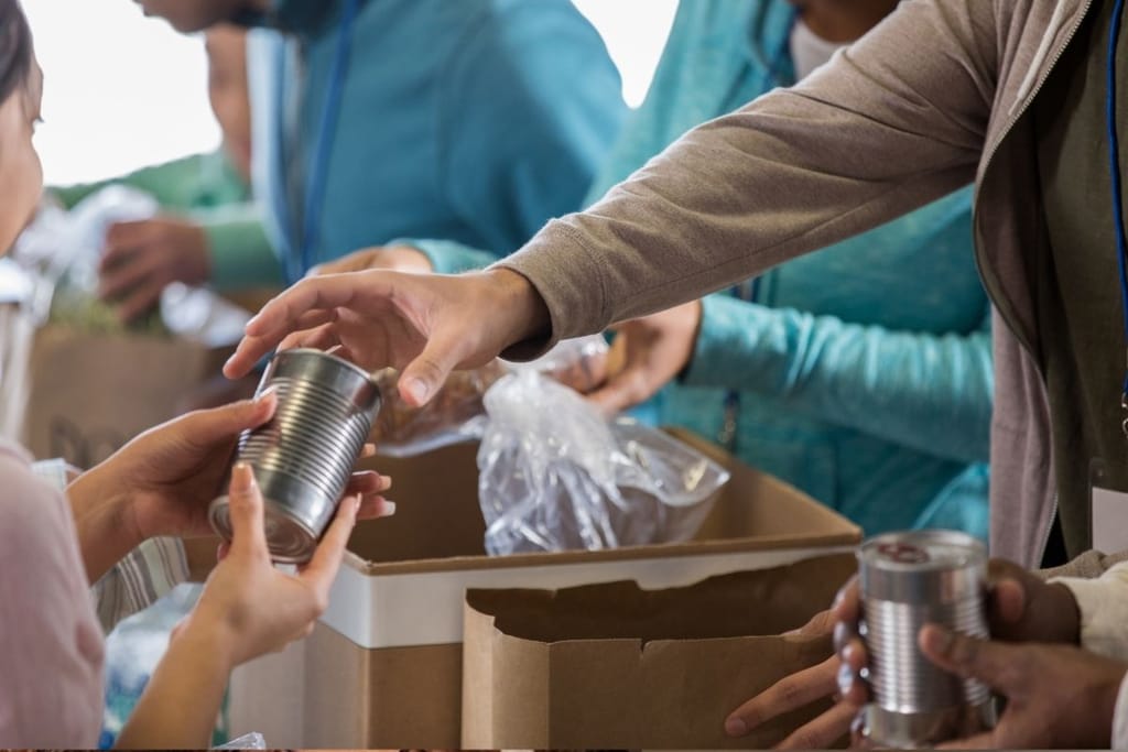 Ruoka-apua jaetaan vapaaehtoistyönä – lahjoitus mahdollistaa miljoonien aterioiden jakelun