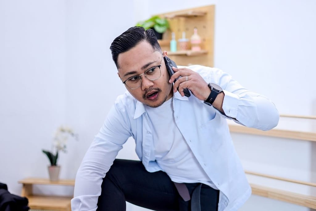 Myöhästelijä puhelimessa kiireisenä toimistossa, stressaantunut mies myöhässä tapaamisesta