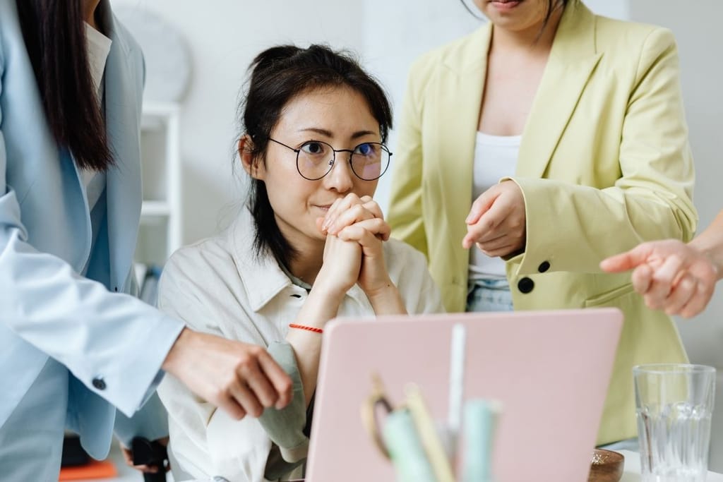 Nainen pohtii päätöstä tietokoneen ääressä – aivot voivat tehdä valinnan ennen tietoisuutta