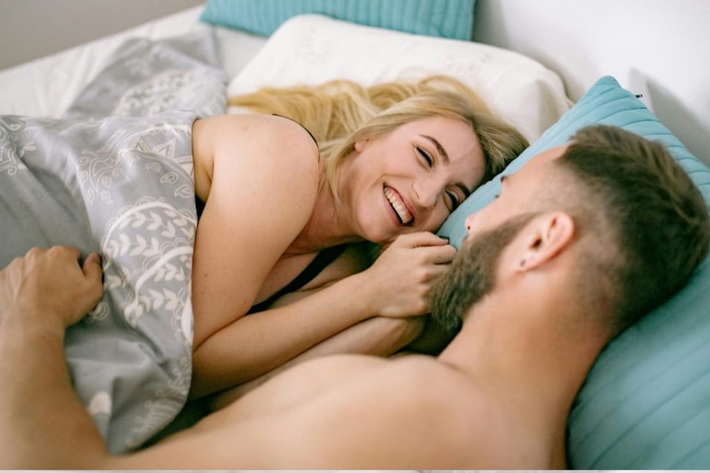 pariskunta sängyssä nukkumisasento parisuhde kummalla puolella nukut