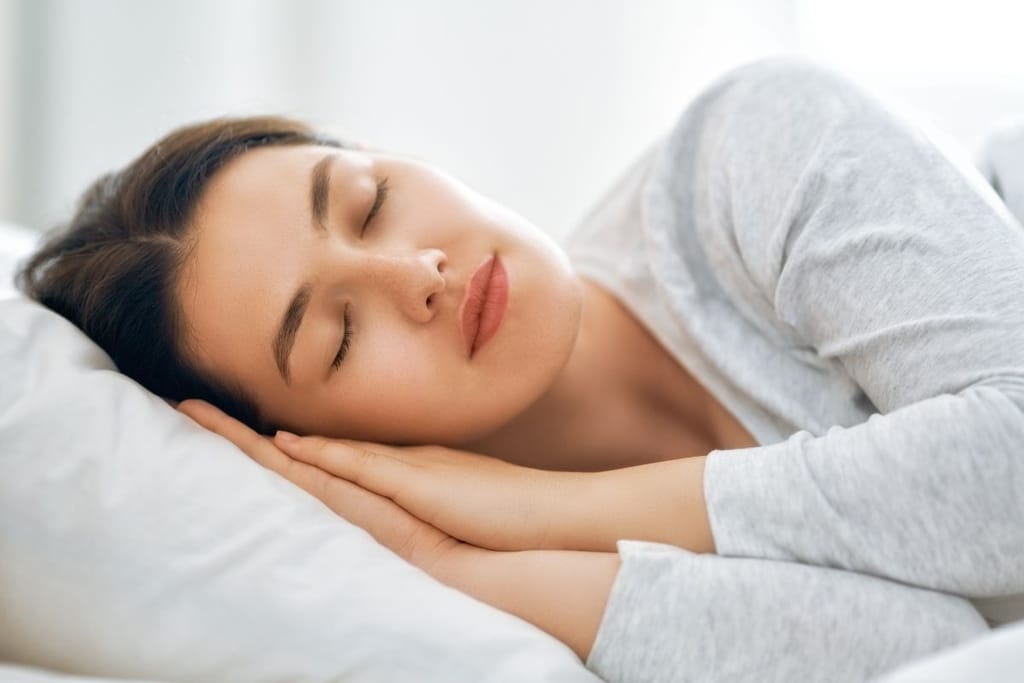 nainen nukkuu kyljellään nukkumisasento merkitys persoona uni