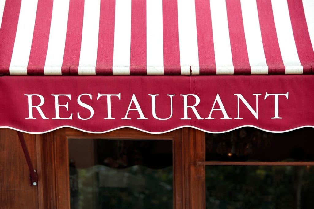 Ravintolan punavalkoinen markiisi Pariisin bistrotunnelmissa