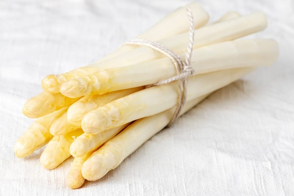 Valkoinen parsa nipussa – kevään parsakauden tuore herkku lähikuvassa