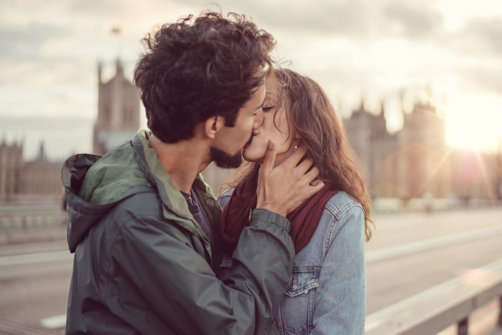 Pari suutelee romanttisessa hetkessä – nopea rakastuminen liittyy aivojen dopamiinireaktioon