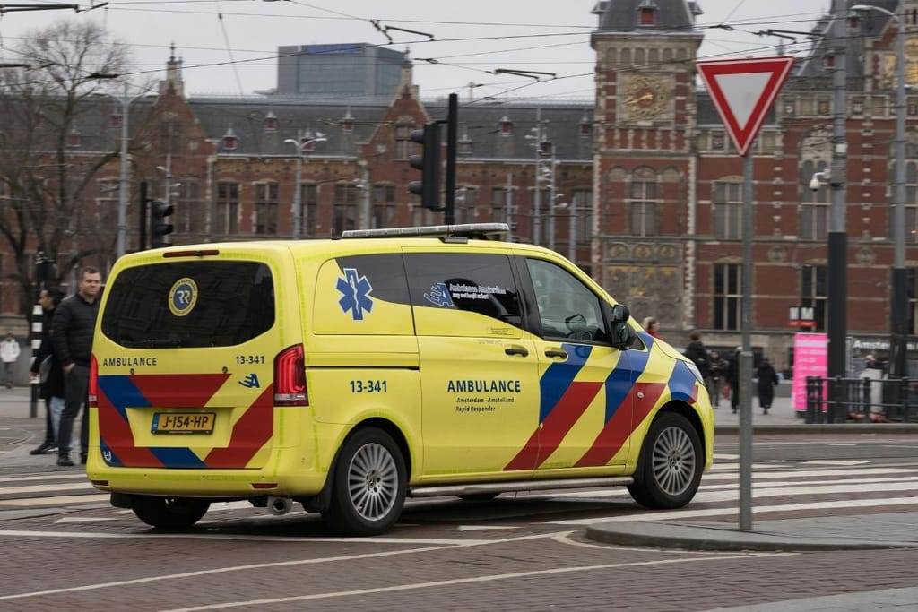 ambulanssi kaupungissa päivystys sairaala kiireellinen hoito seksivammat