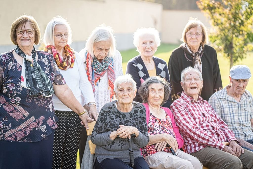 ikäihmiset yhdessä ulkona vanheneminen elämä kokemus vanhuus ystävyys