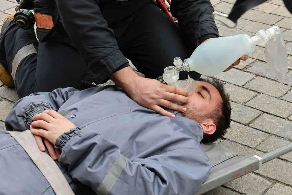 ensihoitaja antaa ensiapua miehelle kadulla hengityspalkeella päivystys seksivammat