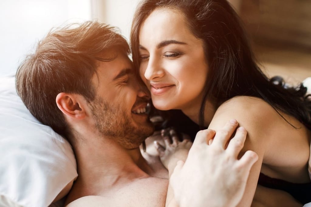 parisuhde läheisyys sängyssä keskustelu seksistä kumppanin kanssa