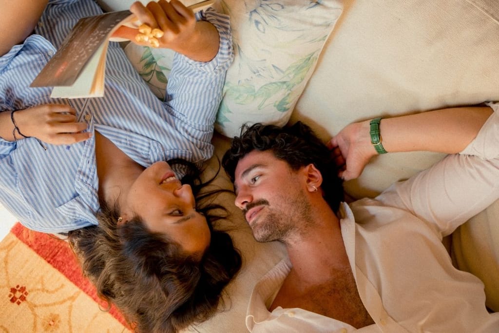 pariskunta rentoutumassa yhdessä avoin keskustelu parisuhde seksikysymykset