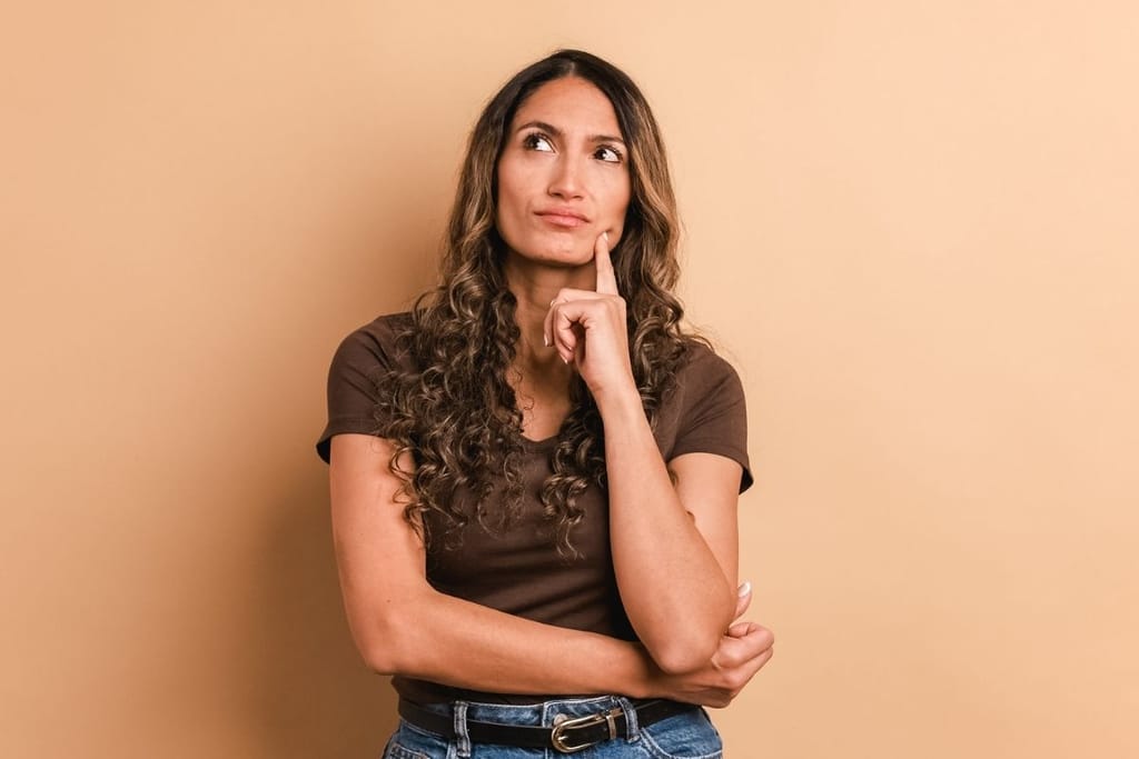 mietteliäs nainen pohtii sinkkuutta ja parisuhdetta