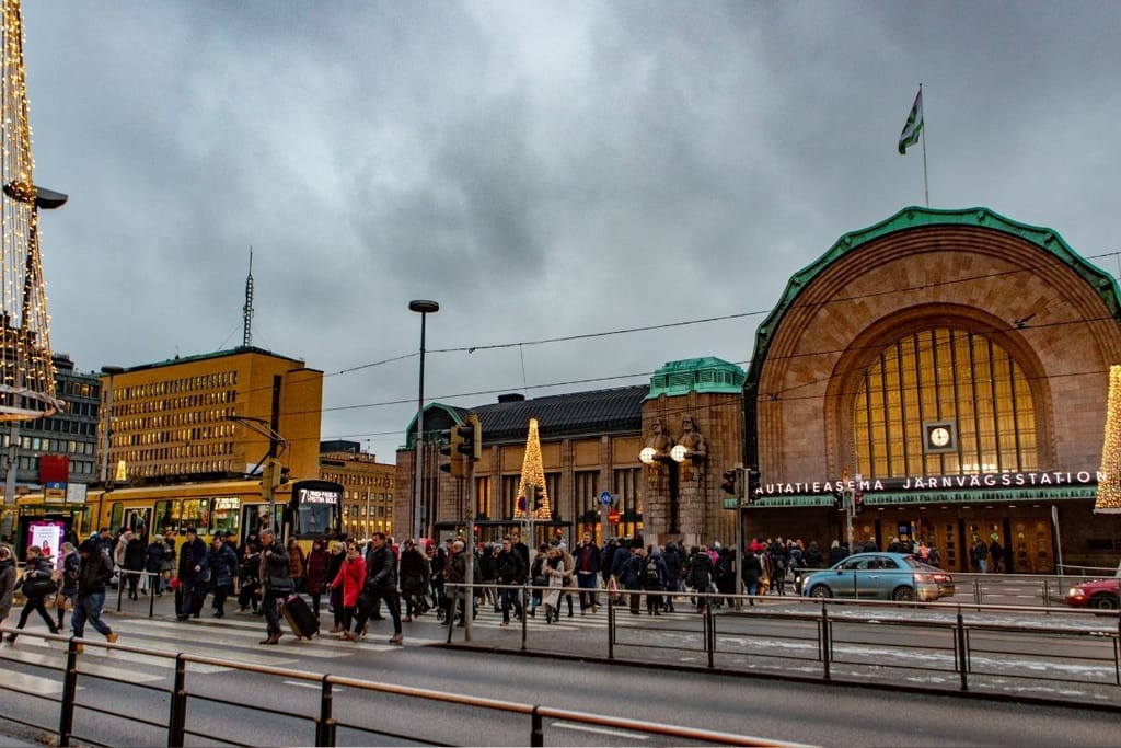 Helsingin rautatieasema ihmiset kaupunki väestö Suomi kieli väestön muutos