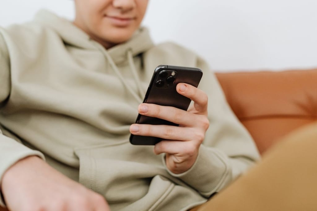 nuori mies selaa puhelinta työtön nuori some työelämä keskustelu