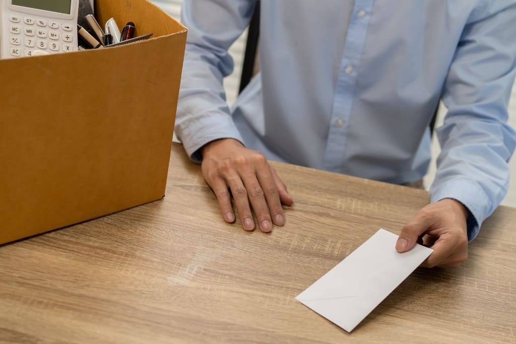 irtisanominen kirjekuori työpaikka potkut työttömyys työelämä kriisi