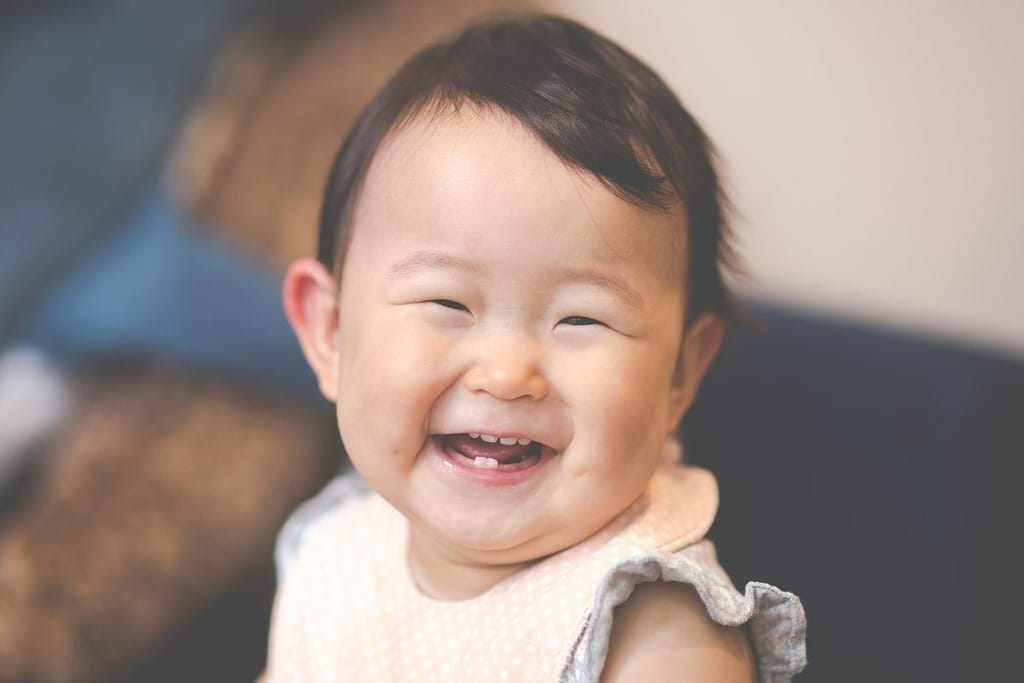 vauva hymyilee lähikuvassa syntyvyys perhe lapset Suomi syntyvyys lasku