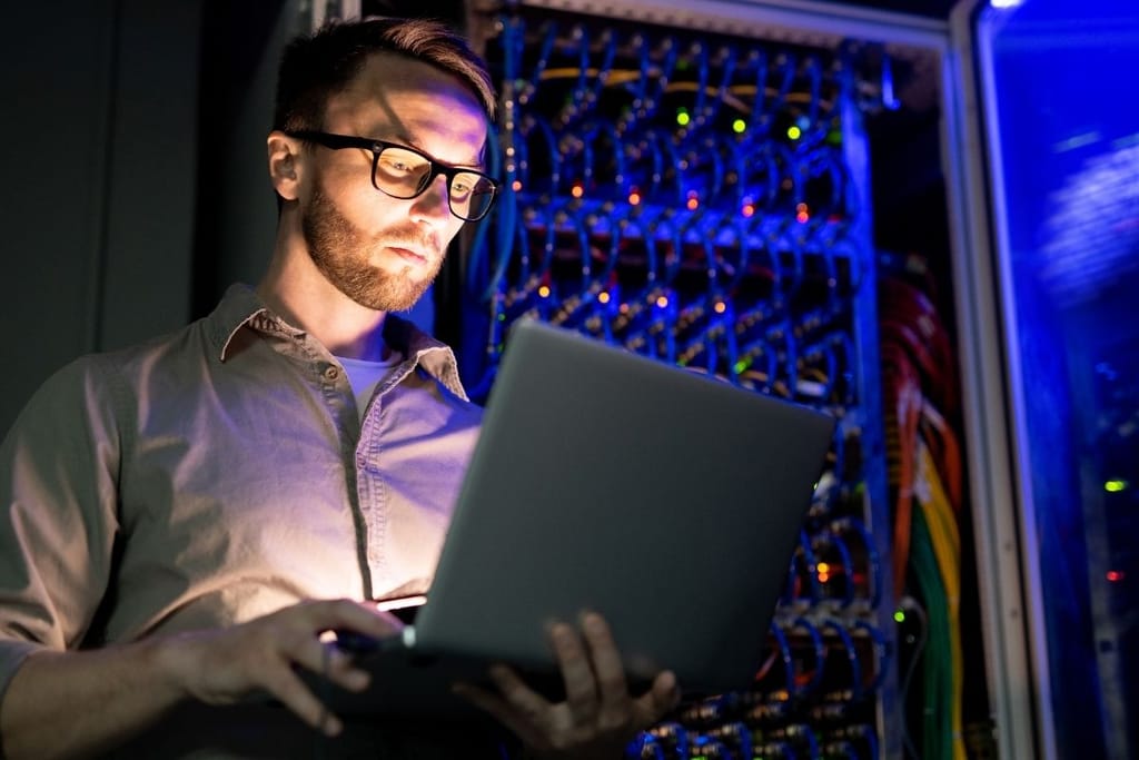 IT-asiantuntija työskentelee palvelinympäristössä – tekoälyjärjestelmien käyttöönotto työpaikoilla