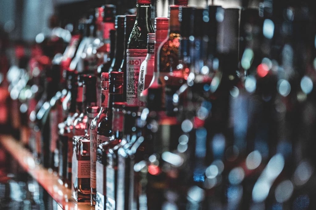 alkoholipullot rivissä tislaamossa suoramyynti lakiesitys Suomi