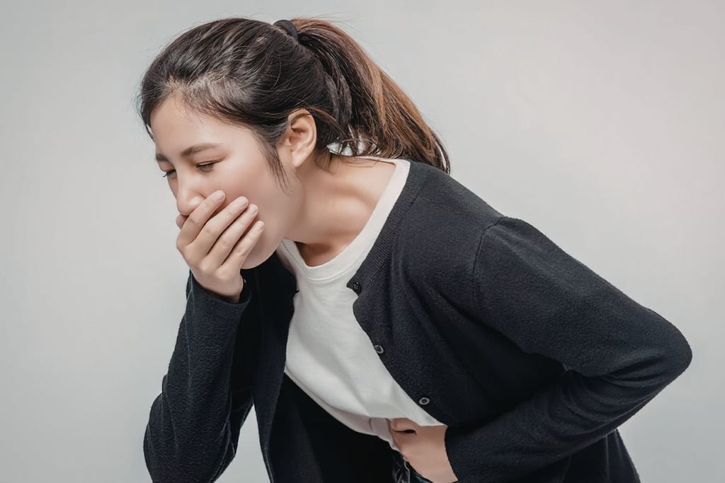 pahoinvoiva nainen peittää suunsa – wc bakteerit ja ulostepilvi leviävät