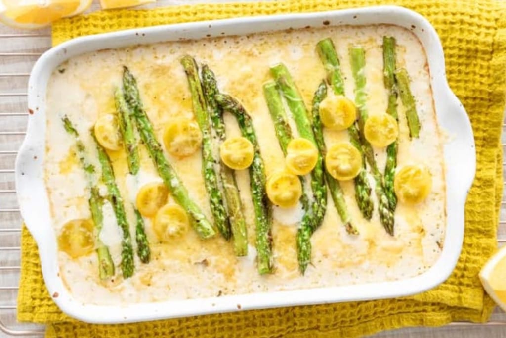 Uuni-sitruuna-risotto parsalla ja sitruunaviipaleilla tarjoiluastiassa