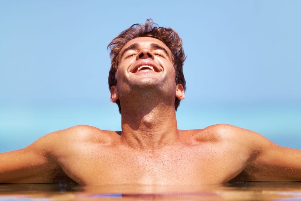 mies kokee vapautta ja rentoutumista spontaanilla vapaa-ajalla meren rannalla