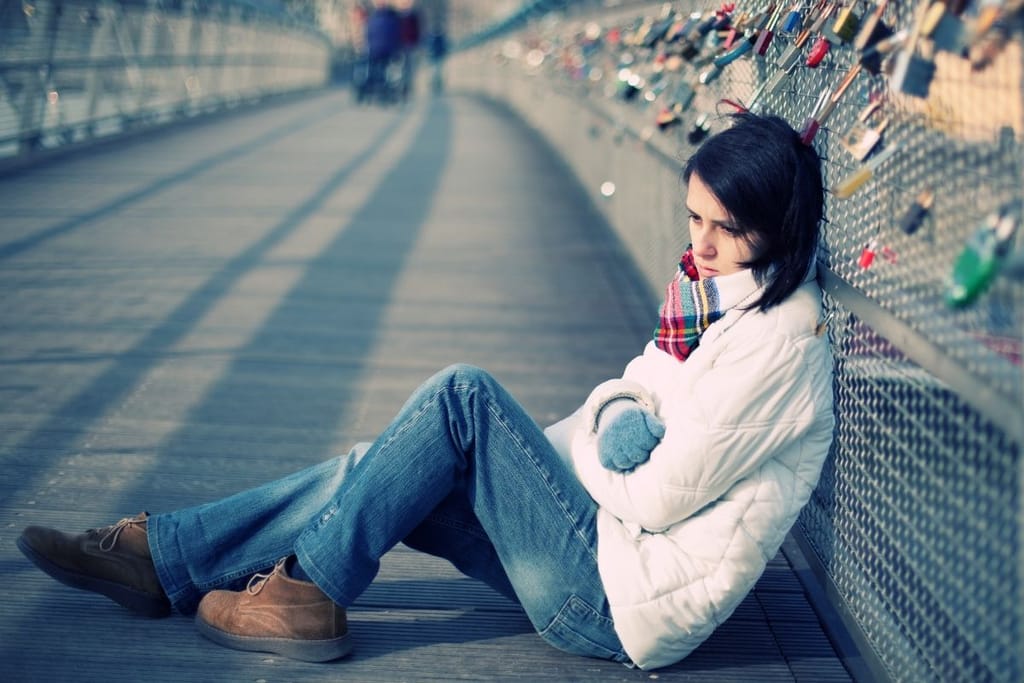 yksinäinen nuori nainen kaupungissa – urbaani yksinäisyys ja ulkopuolisuuden tunne
