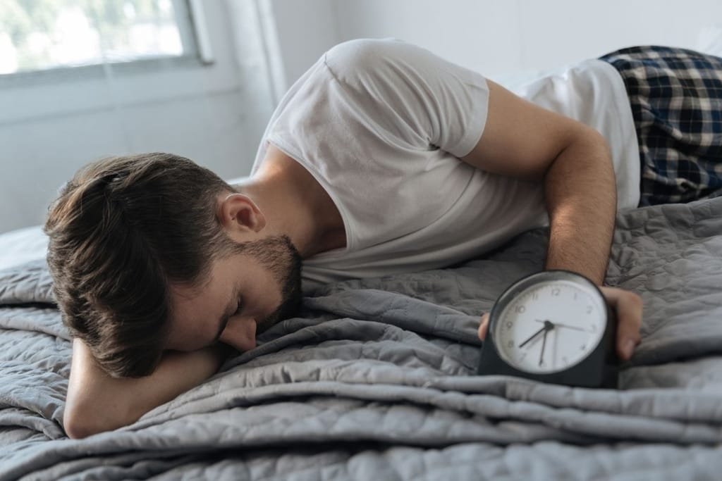 väsynyt mies aamulla herätyskello univaje iltaihminen aamuherätys