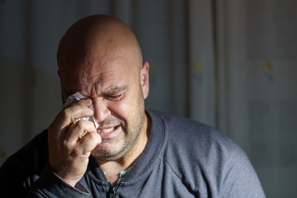 aikuinen mies itkee yksin – yksinäisyys ja sosiaalinen ulkopuolisuuden tunne