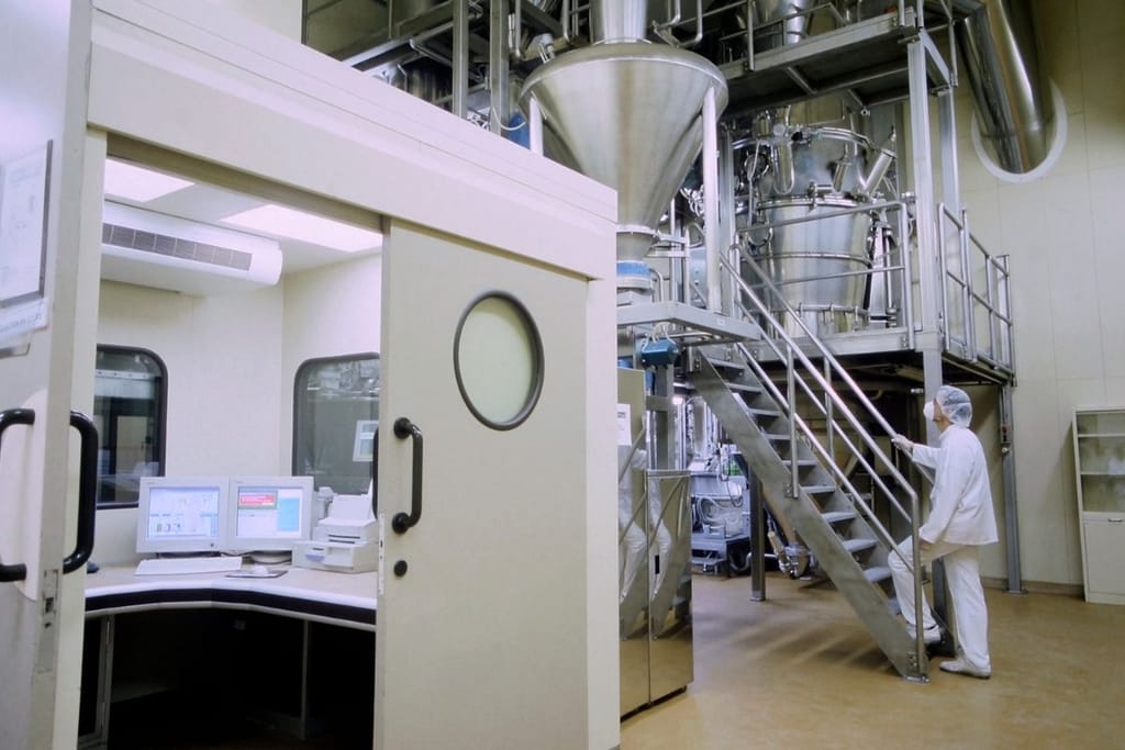 Tutkija laboratoriossa analysoimassa näytteitä – jäästä sulatettu 24 000 vuotta vanha eliö heräsi eloon
